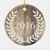 Rustikales Bauernhaus Holz Weiße Laurels Familienn Keramikornament (Hinten)