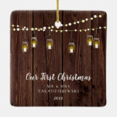 Rustikales Bauernhaus Mason Jar Unser erstes Weihn Keramikornament (Rückseite)