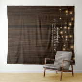 Rustikales Bauernhaus mit leuchtenden Lichtern vor Wandteppich (Beispiel (Horizontal))
