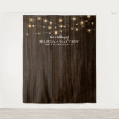 Rustikales Bauernhaus mit leuchtenden Lichtern vor Wandteppich (Vorderseite)