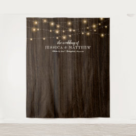 Rustikales Bauernhaus mit leuchtenden Lichtern vor Wandteppich