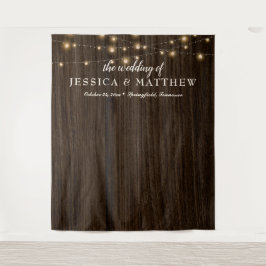 Rustikales Bauernhaus mit leuchtenden Lichtern vor Wandteppich