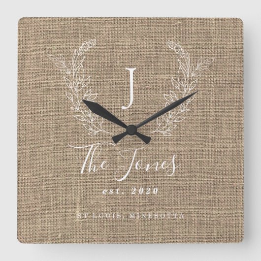 Rustikales Bauernhaus mit Monogramm Quadratische Wanduhr (Vorderseite)