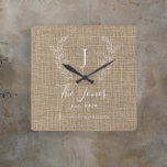 Rustikales Bauernhaus mit Monogramm Quadratische Wanduhr<br><div class="desc">Personalisierte familienVintage klassische weiße Monogramm,  Name und etablierte Jahr chic hellbraune beige und weiß rustikale Landhaus Stil Burlap Wanduhr.        Ein modernes Sake-Geschenk für Hochzeiten,  Jubiläen,  Hauswärme,  Erntedank,  Weihnachten oder andere Gelegenheiten.</div>