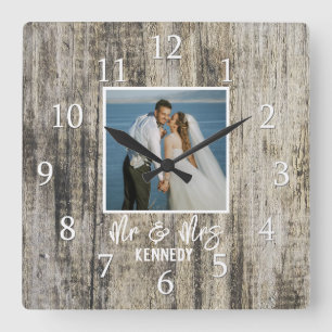 Rustikales Bauernhaus-Paar-Foto aus wiedergewonnen Quadratische Wanduhr