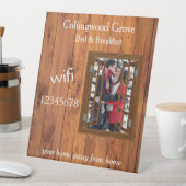 Rustikales Bed and Breakfast 🌿 WiFi-Info Sockelschild (In Situ)