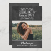 Rustikales Black Chalkboard 2025 Graduate Foto Par Einladung (Vorne/Hinten)