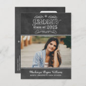 Rustikales Black Chalkboard 2025 Graduate Foto Par Einladungspostkarte (Vorne/Hinten)