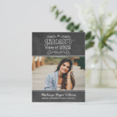 Rustikales Black Chalkboard 2025 Graduate Foto Par Einladungspostkarte (Stehend Vorderseite)