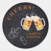 Rustikales Black Chalkboard Bier Diaper Party Runder Aufkleber (Vorderseite)