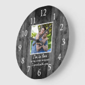 Rustikales Black Wood Wedding Jubiläum Liebe Foto Große Wanduhr (Winkel)