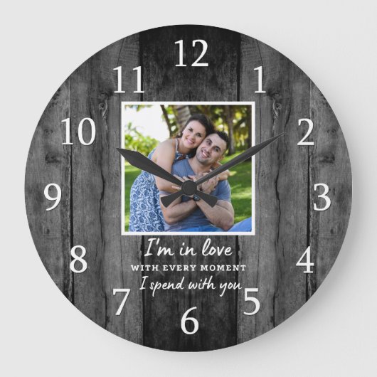 Rustikales Black Wood Wedding Jubiläum Liebe Foto Große Wanduhr (Vorderseite)