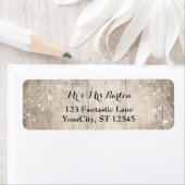 Rustikales, blassbraunes Holz, weiße Lichter Hochz (Insitu)