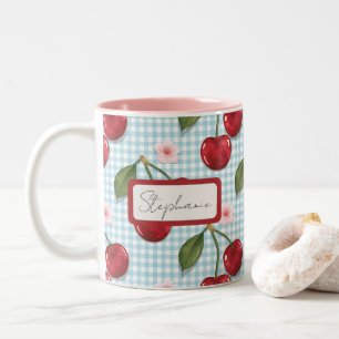Rustikales Blau-Gingham und Kirschen Monogramm Zweifarbige Tasse