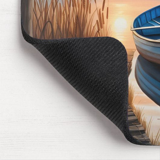 Rustikales blaues Boot Morning Sky Reflektion Mousepad (Ecke)
