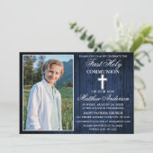 Rustikales blaues Holz Erstes heiliges Kommunion-F Einladung (Stehend Vorderseite)