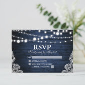 Rustikales blaues Holz Lights Lace Wedding RSVP Karte (Stehend Vorderseite)