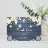 Rustikales blaues Holz Spitzenweiße Blume Hochzeit Dankeskarte (Stehend Vorderseite)