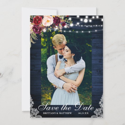 Rustikales blaues Holz und blühende Lichter stehen Save The Date (Vorderseite)