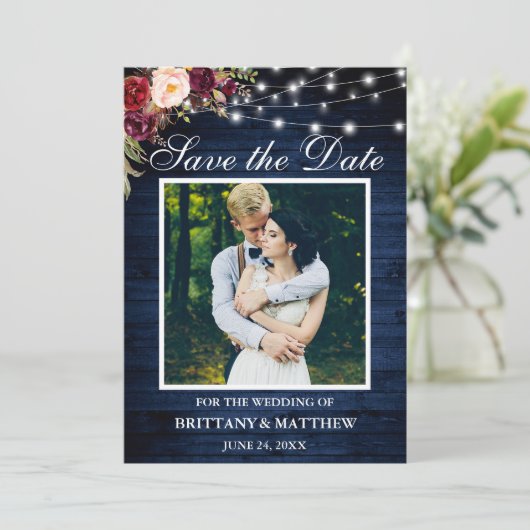 Rustikales blaues Holz Wasserfarbe Burgund Blütenl Save The Date (Stehend Vorderseite)