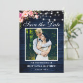 Rustikales blaues Holz Wasserfarbe Rosa Blumenleuc Save The Date (Stehend Vorderseite)