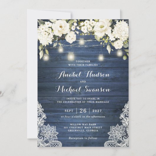 Rustikales blaues Holz Weiße Blume Spitzen Mason J Einladung (Vorderseite)