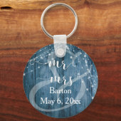 Rustikales blaues Holz, weiße Lichtgestecke Mr. & Schlüsselanhänger (Vorderseite)