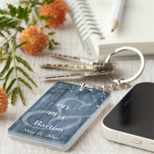 Rustikales blaues Holz, weiße Lichtgestecke Mr. & Schlüsselanhänger (Vorderseite rechts)