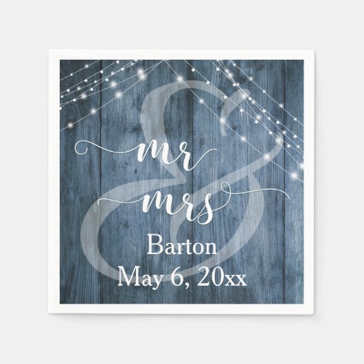 Rustikales blaues Holz, weiße Lichtgestecke Mr. & Serviette (Vorderseite)