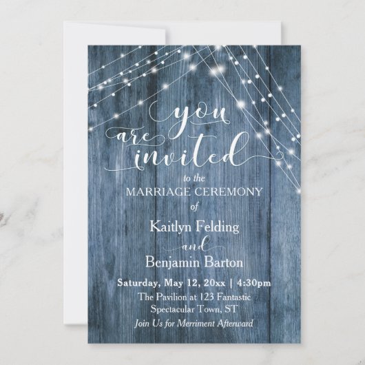 Rustikales blaues Holz, weißes, helles Band Hochze Einladung (Vorderseite)
