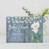 Rustikales Blue Barn Wood Lily Floral Baby Dusche Einladung (Stehend Vorderseite)