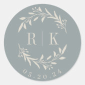 Rustikales Blue Botanical Wreath Wedding Monogram Runder Aufkleber (Vorderseite)