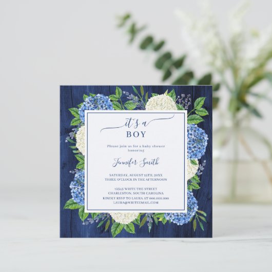 Rustikales Blue Hydrangea Es ist eine Baby-Dusche Einladung (Stehend Vorderseite)