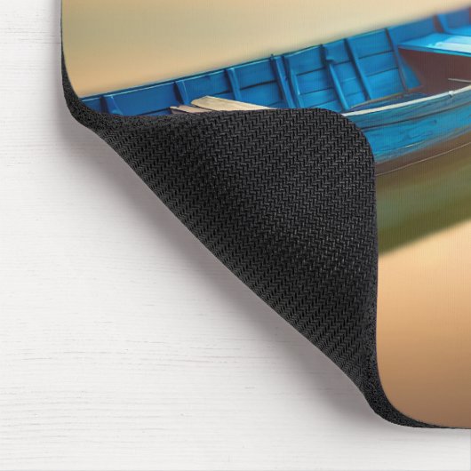 Rustikales Blue Rowboat auf Calm Lake Mousepad (Ecke)