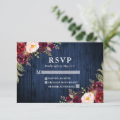Rustikales Blue Wood Burgund Blumenhochzeit RSVP Karte (Stehend Vorderseite)