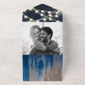 Rustikales Blue Wood & Lights Barn Wedding All In One Einladung (Außenbereich)