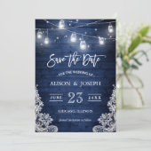 Rustikales Blue Wood Mason Jars Lights Lace Weddin Save The Date (Stehend Vorderseite)