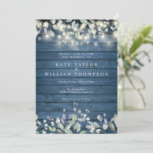 Rustikales Blue Wood String Lights Sage Lilac Wedd Einladung (Stehend Vorderseite)