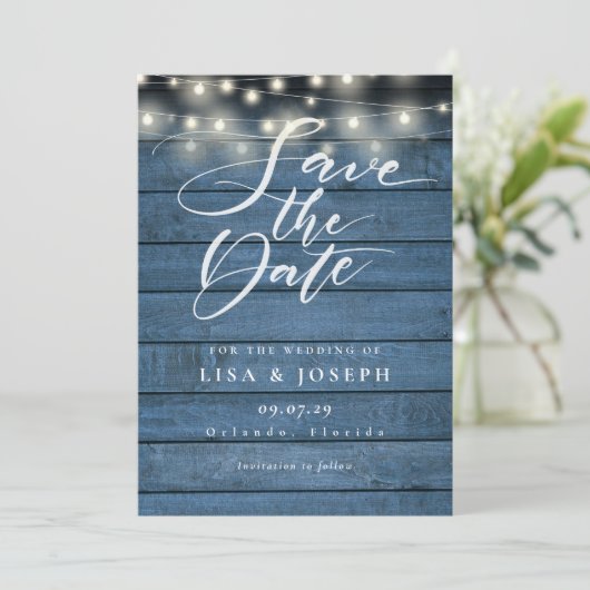 Rustikales Blue Wood String Lights Script Hochzeit Save The Date (Stehend Vorderseite)