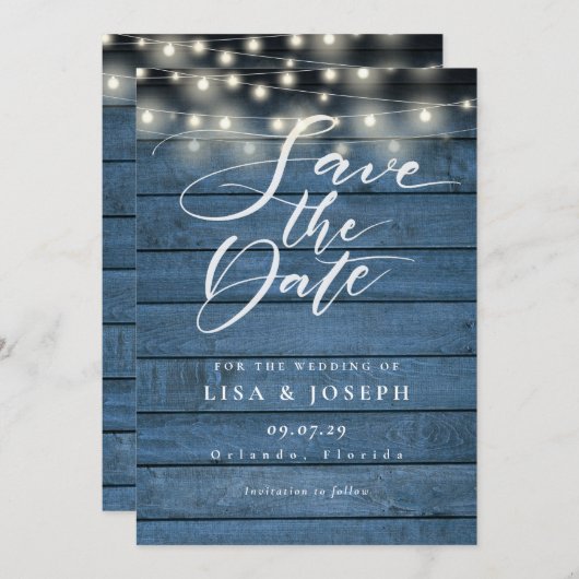 Rustikales Blue Wood String Lights Script Hochzeit Save The Date (Vorne/Hinten)