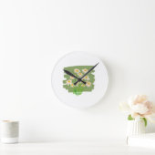 Rustikales Blumendesign auf grünem Hintergrund Runde Wanduhr (Zuhause)