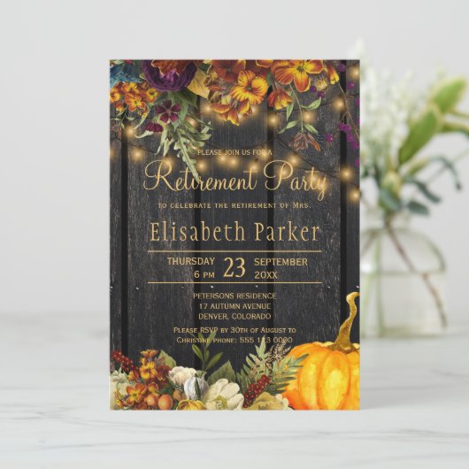 Rustikales, blumengeschmücktes Scheunenholz Herbst Einladung (Stehend Vorderseite)