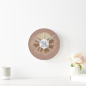Rustikales Boho Bohemisch Pampas Grass Monogram Runde Wanduhr (Zuhause)