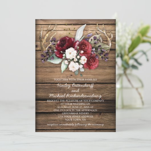 Rustikales Boho Burgundy & White Roses Antlers Wed Einladung (Stehend Vorderseite)