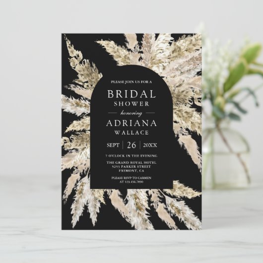 Rustikales Boho Pampas Arch Black Brautparty Einladung (Stehend Vorderseite)