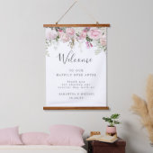 Rustikales Boho Pink White Floral Wedding Begrüßun Wandteppich Mit Holzrahmen (Schlafzimmer)