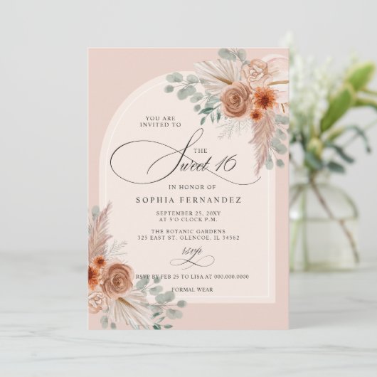 Rustikales Boho Terracotta Pampas Sweet 16 Einladung (Stehend Vorderseite)