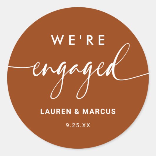 Rustikales Boho Terracotta Wir sind Verlobte Verlo Runder Aufkleber (Vorderseite)