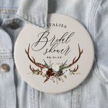Rustikales botanisches Brautparty Button<br><div class="desc">Rustikales Brautparty und florales Brautparty. Mit schönem Aquarell,  weißen Blumen,  Holzschnitt und Schrifthandeschreiben. Dieses moderne Party lädt Sie ein,  den Stil für Ihre bevorstehende Ehe Set.</div>
