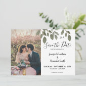 Rustikales botanisches Monogramm-Foto Save the Dat Einladung (Stehend Vorderseite)